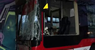 Bus choca contra local comercial luego de ser chocado en Recoleta