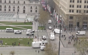 Carabineros dispersa a encapuchados que destrozaron acceso a La Moneda