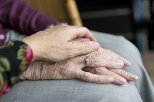 Personas mayores víctimas de violencia intrafamiliar: ¿Cómo apoyar en comunidad durante las celebraciones del 18?