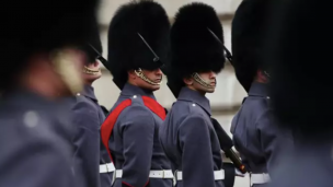 La Policía británica arrestó a un hombre tras intentar colarse en el Palacio de Buckingham