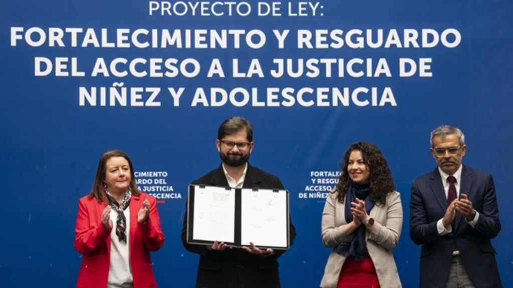 Presidente Boric firma proyecto de ley que fortalece y resguarda el acceso a la justicia de la niñez y adolescencia