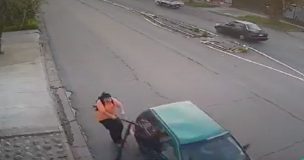 ¡Insólito! Sujetos que iban en auto roban scooter mientras iba en movimiento con una persona