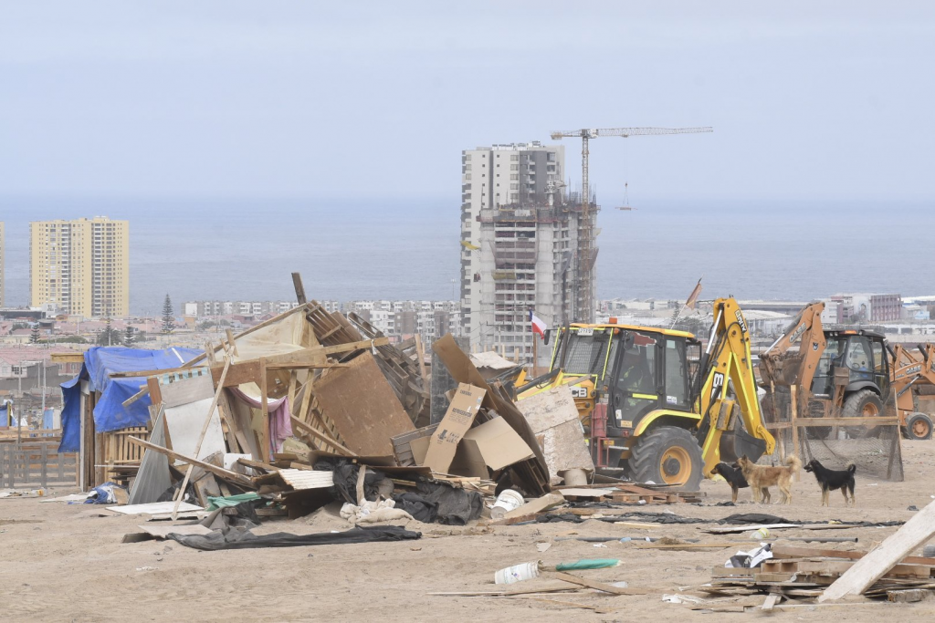 40 ocupaciones ilegales desalojadas de toma en el sector “La Chimba” en Antofagasta