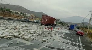 Camión sufrió desprendimiento en la Ruta 68 y dejó un 'río de cerveza' en la autopista