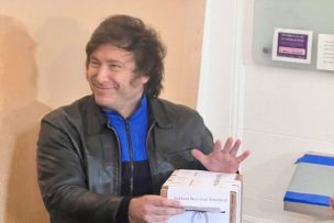 La caótica votación de Javier Milei en Buenos Aires: fue recibido entre cantos de cumpleaños