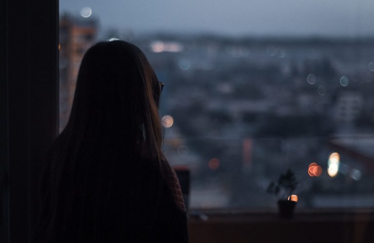 Chile lidera ranking global de preocupación por la salud mental: especialistas advierten señales de alerta