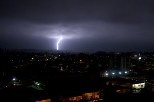 Emiten alerta por tormentas eléctricas en 10 comunas de la RM: ¿Qué hacer frente al evento?