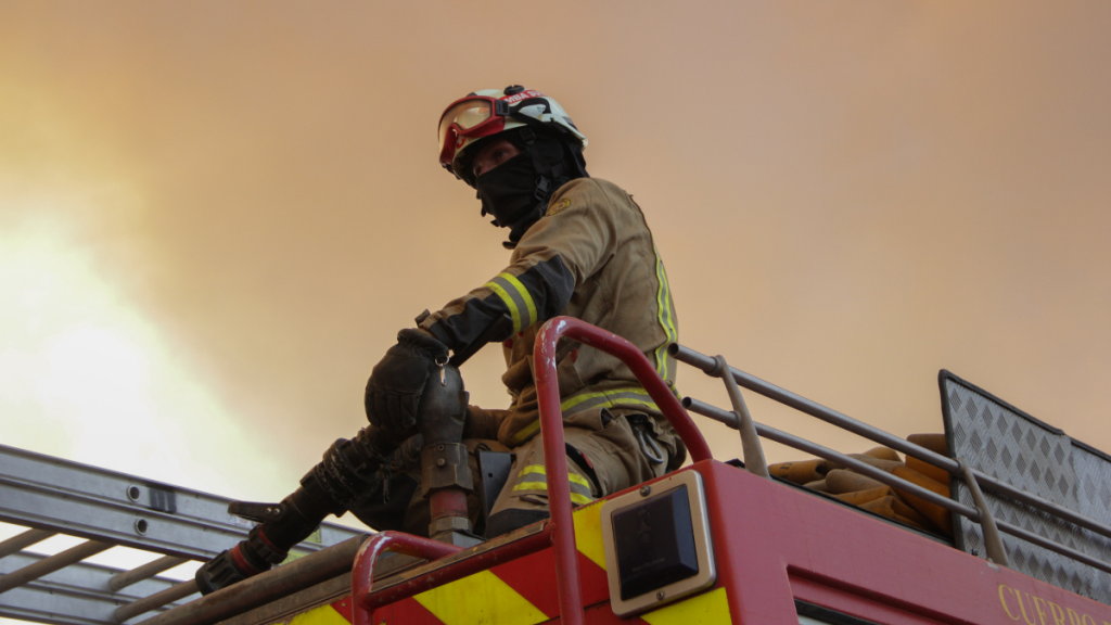 Bomberos trabajan para contener incendio en fábrica de pallets en Isla de Maipo