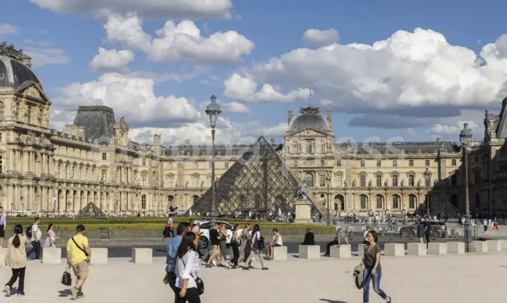 Detienen a dos sospechosos del robo en Museo del Louvre: Uno intentaba escapar de Francia