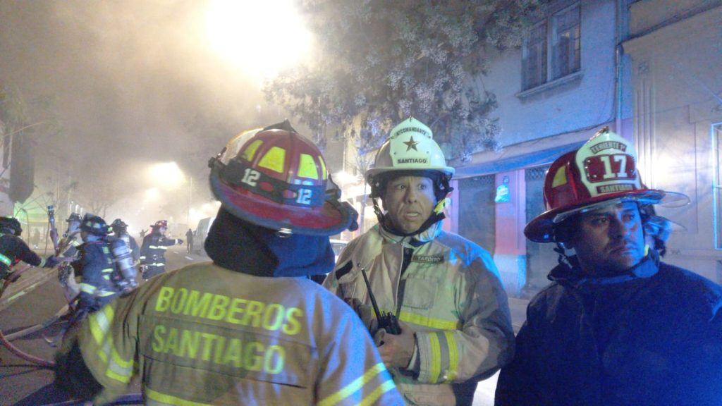 Incendio afecta a inmueble en Santiago Centro: 100 bomberos y 22 carros combaten el siniestro