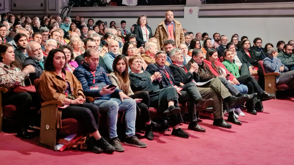 Congreso del PS se inaugura con cantos a Bachelet y críticas al Consejo Constitucional, acusando “Kastitución”