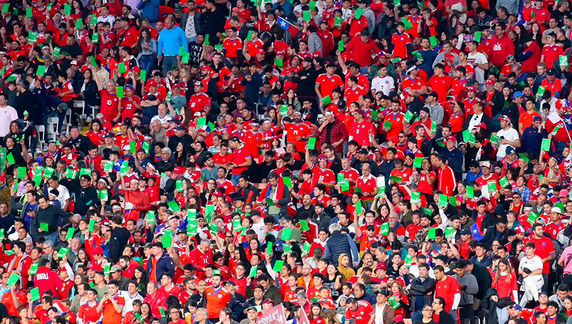 ¡Cumplieron! Hinchas chilenos respetan himno peruano mostrando la Tarjeta Verde