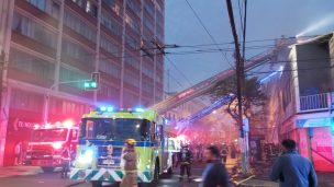 Incendio afecta edificio con locales comerciales en Valparaíso