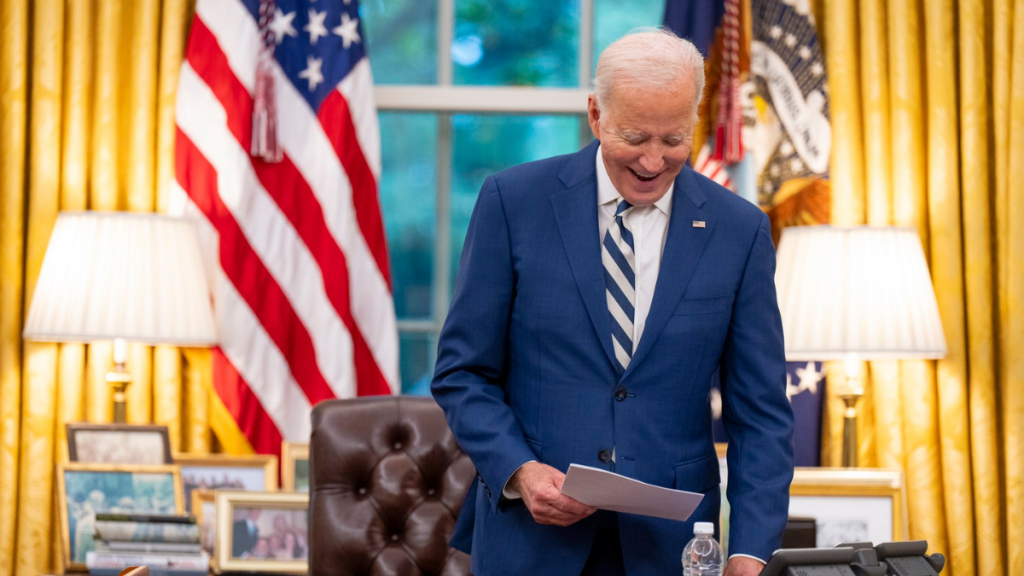 Biden felicita a Mike Johnson por su nombramiento como presidente de la Cámara de Representantes