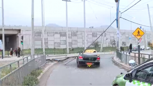 Camión choca poste de luz y cae sobre un taxi con pasajero en Lampa