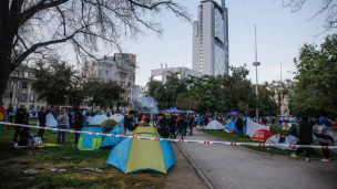 Familias de Lo Hermida levantan campamento en Parque Balmaceda en Providencia para exigir una solución habitacional