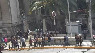 Al menos 12 funcionarios de Seguridad Municipal lesionados tras riña con ambulantes en el centro de Santiago