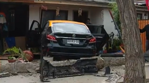 Taxi termina incrustado en una vivienda en Recoleta