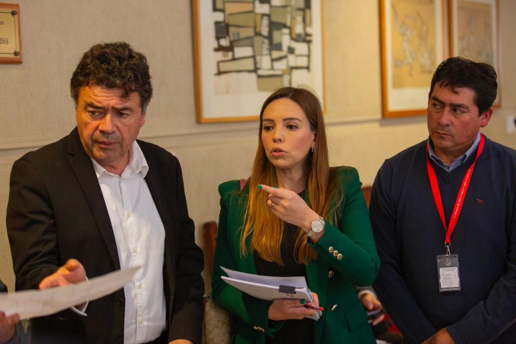 Diputada Flores y agricultores exigen a ministro Valenzuela ayuda para la pequeña agricultura de Valparaíso