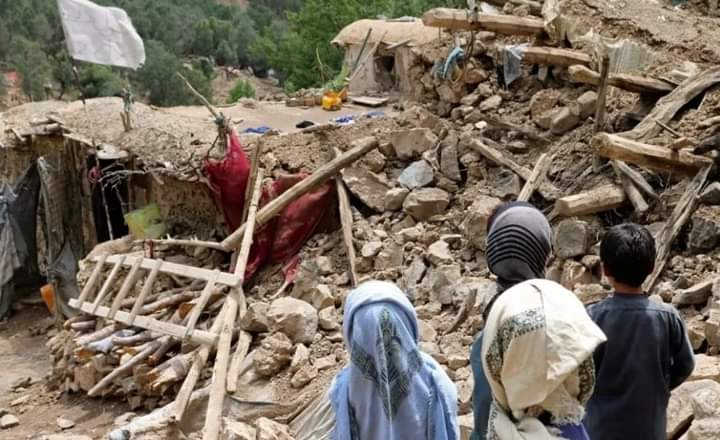 Afganistán registra más de 2.400 fallecidos tras mortífero terremoto