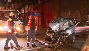 Auto choca con kiosko en Santiago: Tres heridos y uno en riesgo vital