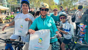 Más de 3.000 personas participan de cicletada nocturna como antesala de Santiago 2023