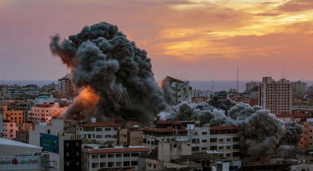 Ministro de Defensa israelí anuncia “completo asedio” a Gaza y declara: “Estamos luchando con animales”