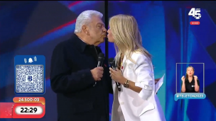 Don Francisco y Cecilia Bolocco protagonizan beso en Teletón 2023