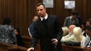 A diez años del asesinato de su novia: Oscar Pistorius recibe la libertad condicional