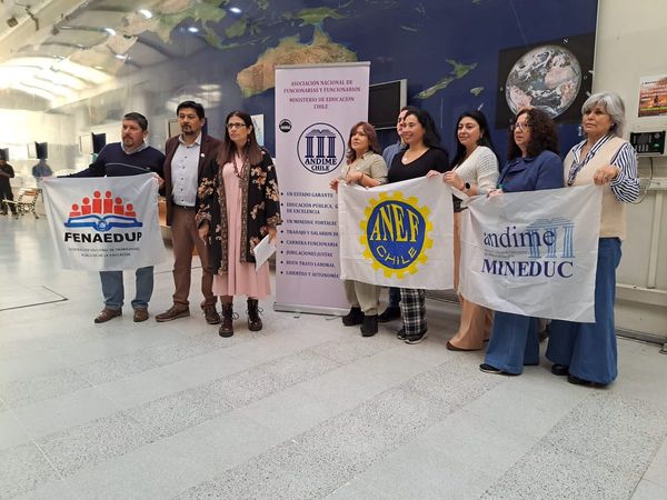Funcionarios del Mineduc anuncian paro para el lunes 6 de noviembre
