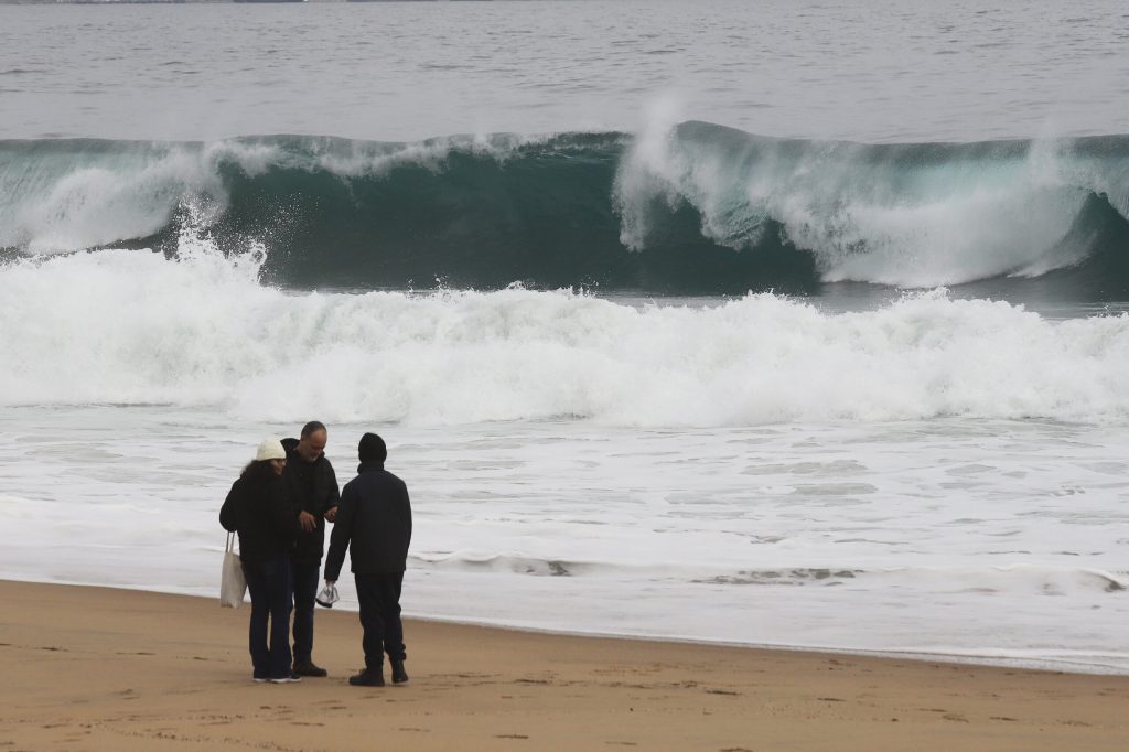 Armada mantiene búsqueda de adolescente desaparecido en Playa Las Torpederas de Valparaíso
