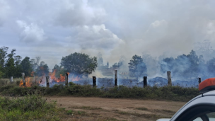 Senapred declara alerta roja en Isla de Pascua por incendio forestal que amenaza a viviendas