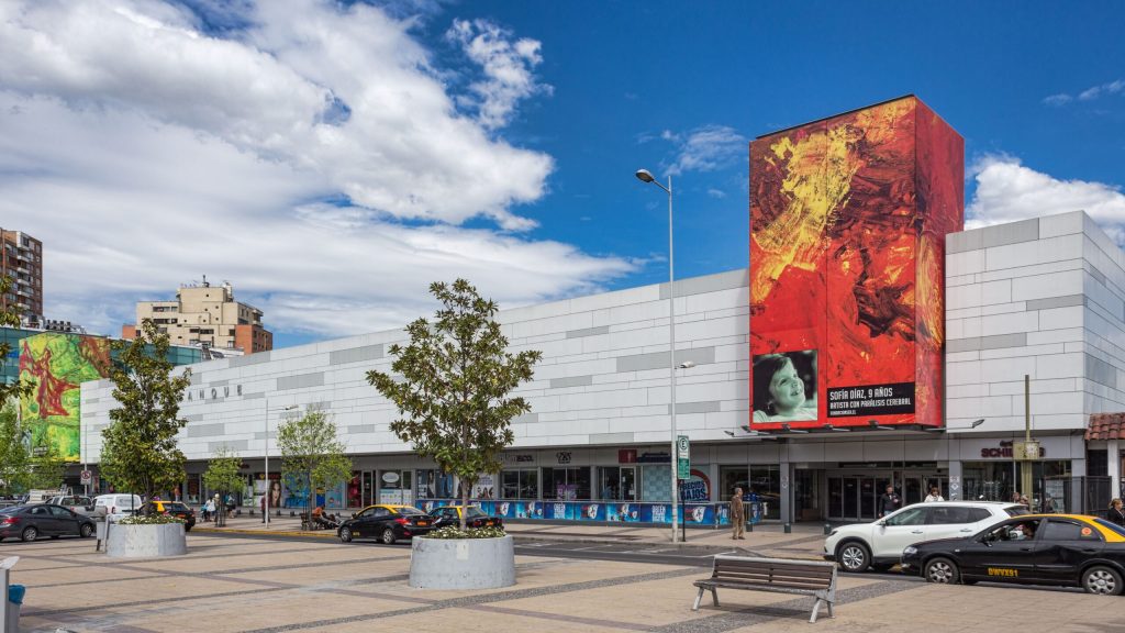 Apumanque Vintage: El primer centro comercial del país celebra sus 42 años exhibiendo su “tesoro” audiovisual