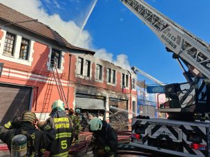 Incendio en edificio aledaño a la Vega Central deja un fallecido y 10 damnificados