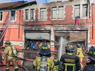 Incendio afecta a locales comerciales en Recoleta