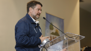 Gobernador Orrego presentó querella contra responsables del homicidio frustrado de mujer baleada en el Mercado Tirso de Molina