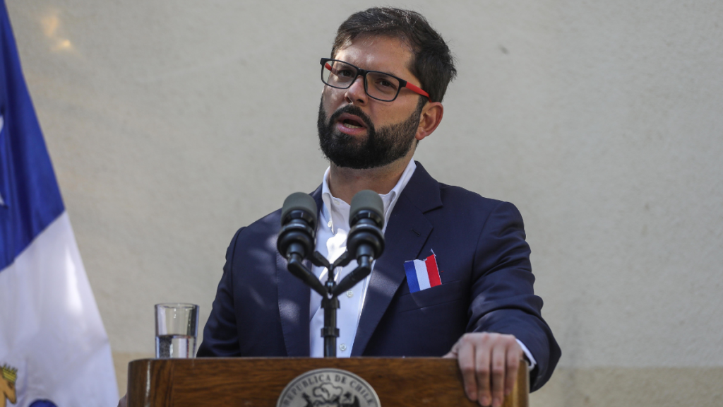 Boric expresa su apoyo al presidente electo de Guatemala: “Democracia siempre, golpes nunca”