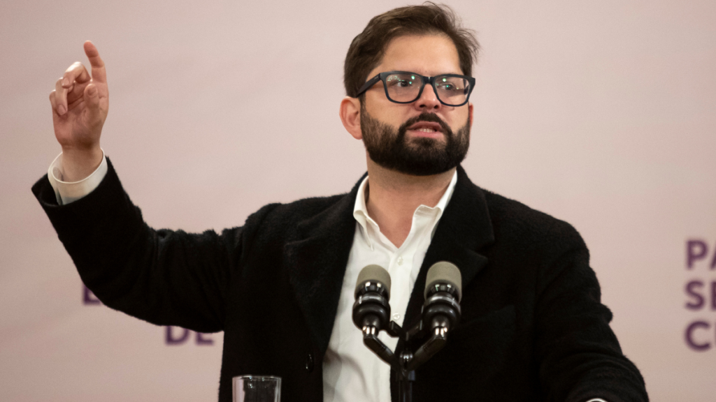 Presidente Boric condena “el vil ataque” con granada a carabinera y sostiene que “no quedará impune”