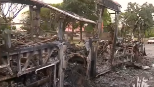 Encapuchados armados quemaron micro del sistema RED en Estación Central: Intimidaron a chofer y pasajeros