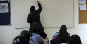 Para más de la mitad de los docentes chilenos la fuente de mayor estrés es su salario, según estudio