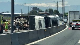 Camión volcado genera gran taco en autopista General Velásquez