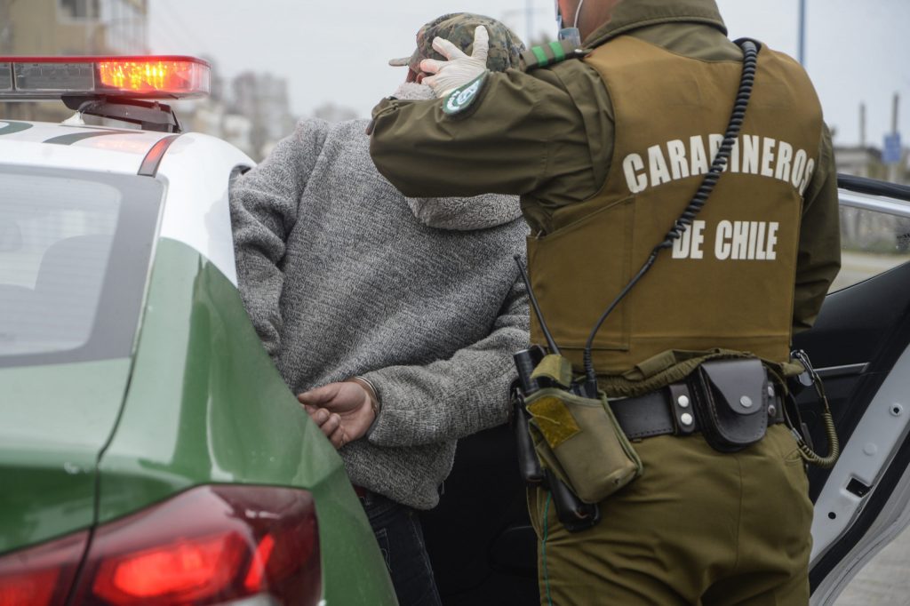 Dos delincuentes quedan detenidos tras intentar asaltar a Carabinero