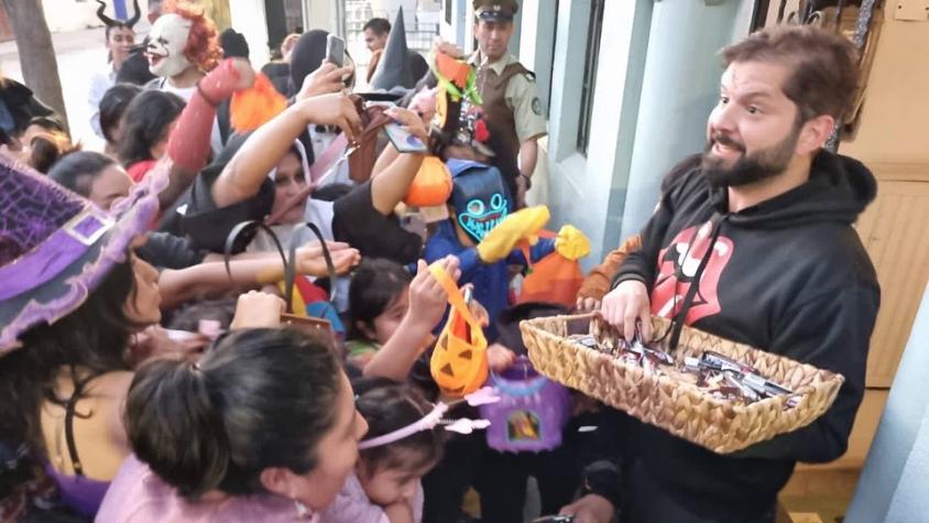 Presidente Boric entregó dulces en Halloween: “Que esta fiesta nos sirva para crear comunidad”
