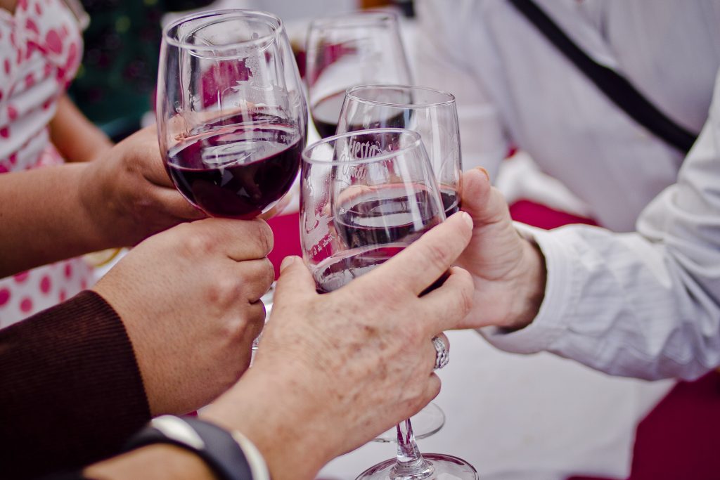 ¿Qué vino chileno elegir para acompañar tu asado en Fiestas Patrias?