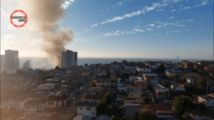 Incendio estructural afecta a dos casas en Viña del Mar