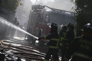 Incendio afecta a casa y deja a dos personas fallecidas en Estación Central