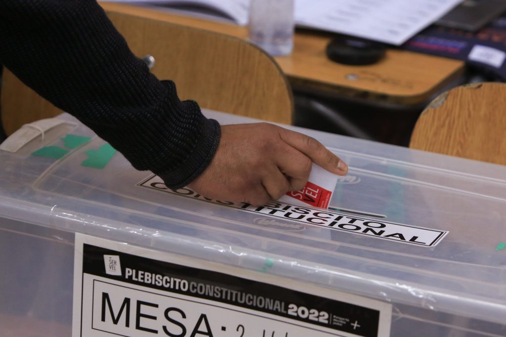 Veto por voto obligatorio: Gobierno elimina exclusión de multa para mujeres embarazadas y mayores de 70 años