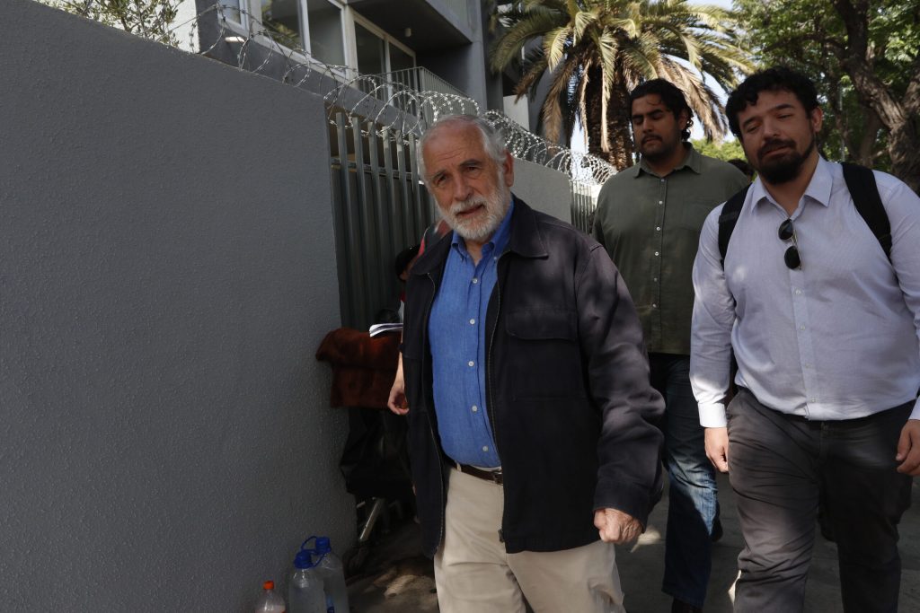 Ministro Montes descarta su renuncia tras votar en plebiscito: “Mi compromiso con el presidente es total”