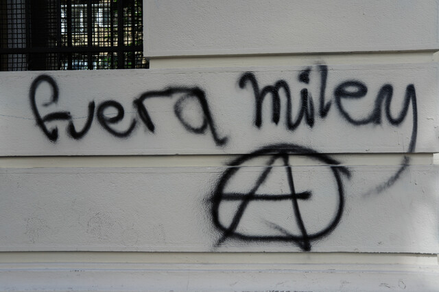 “Fuera Milei”: Vandalizan embajada de Argentina en Chile