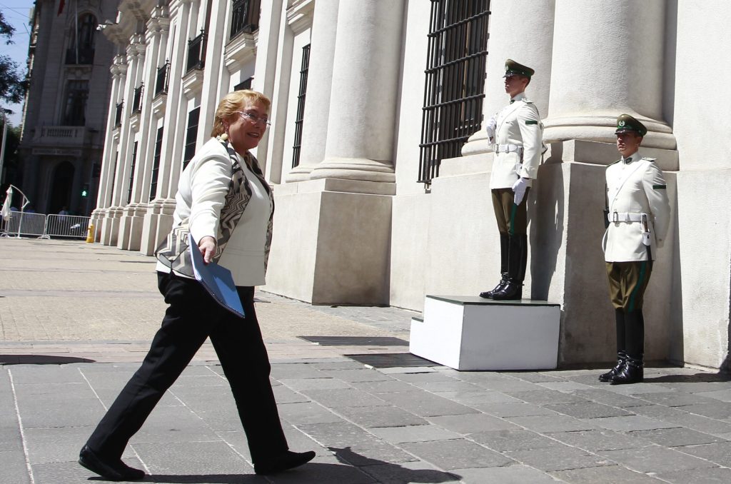 Michelle Bachelet advierte que en Chile hay “sectores que ponen en riesgo la democracia”